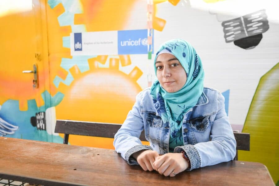 Salam zit aan een tafel