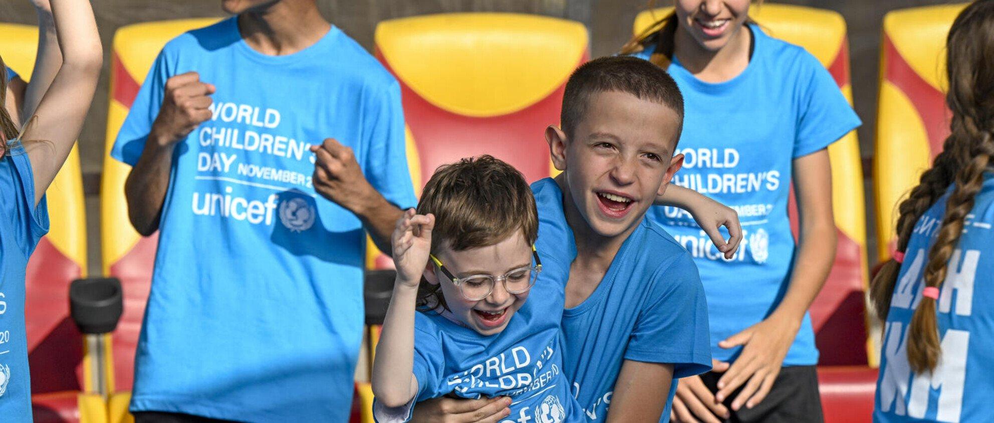 kinderen met unicef-t-shirts