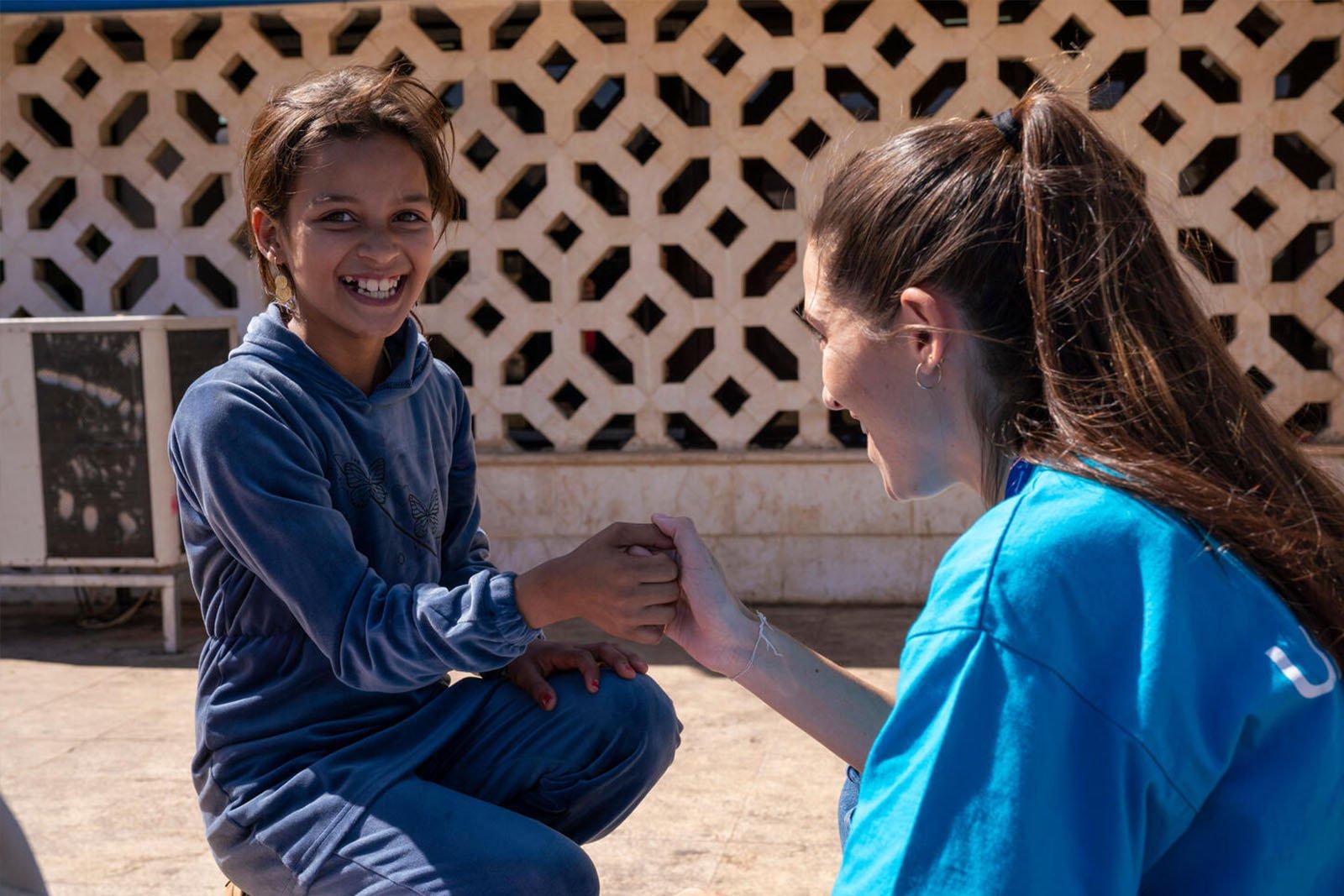 Meisje gevlucht uit Syrië met UNICEF hulpverlener