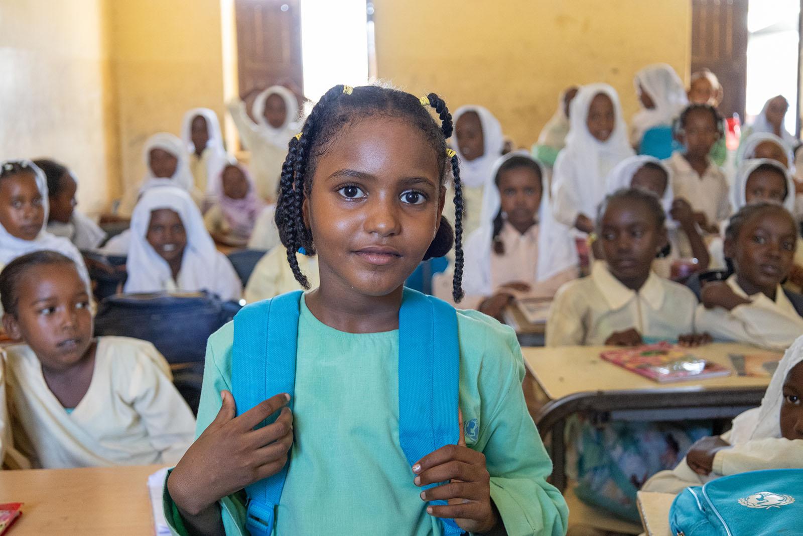 Meisje in Soedan met een UNICEF rugtas