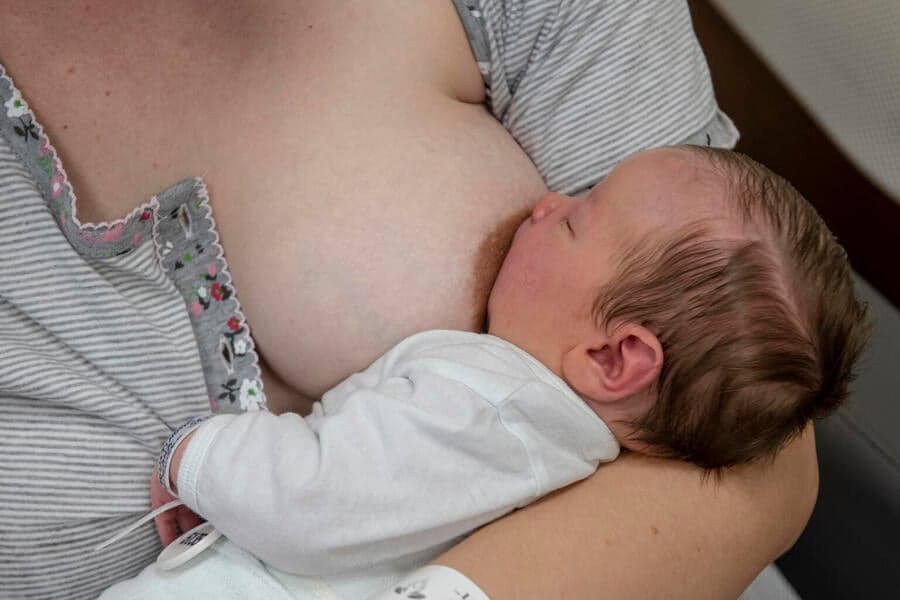 baby aan de borst, servie