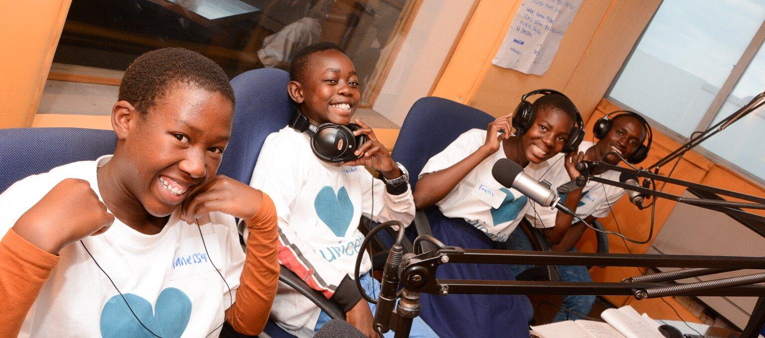 kinderen maken een podcast-uitzending