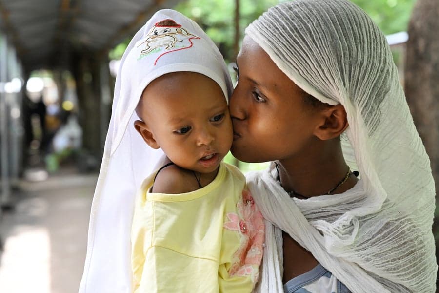 moeder kust kind bij ziekenhuis ethiopie