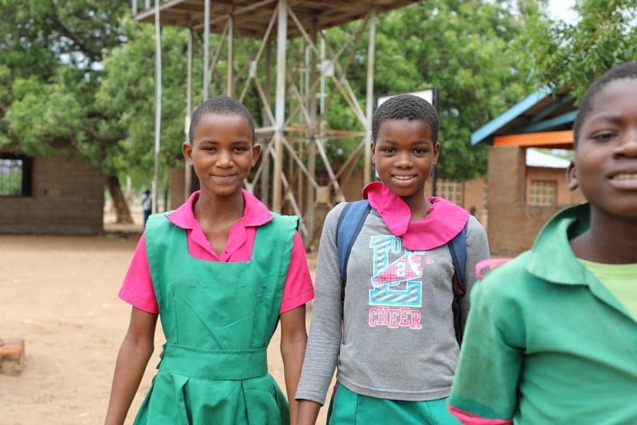 twee meisjes bij een basisschool in malawi