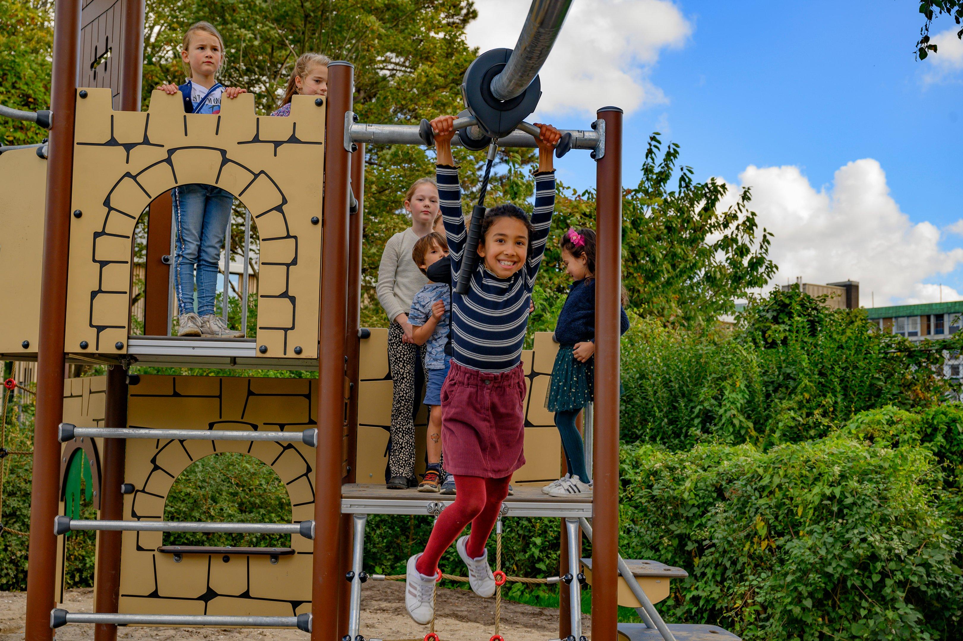Kinderen spelen in een speeltuin