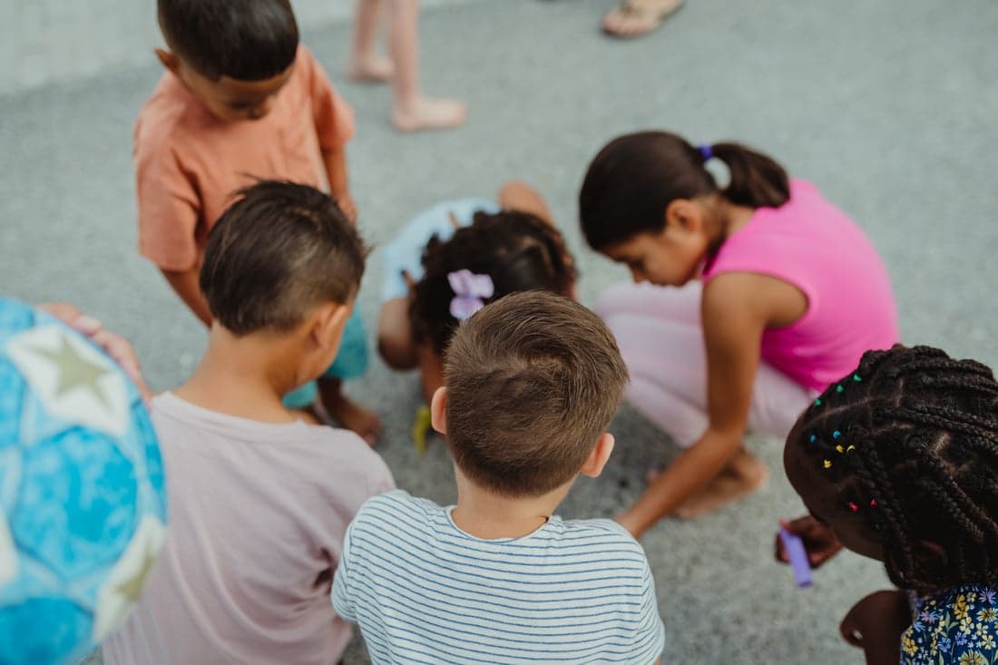 Kinderen spelen buiten.