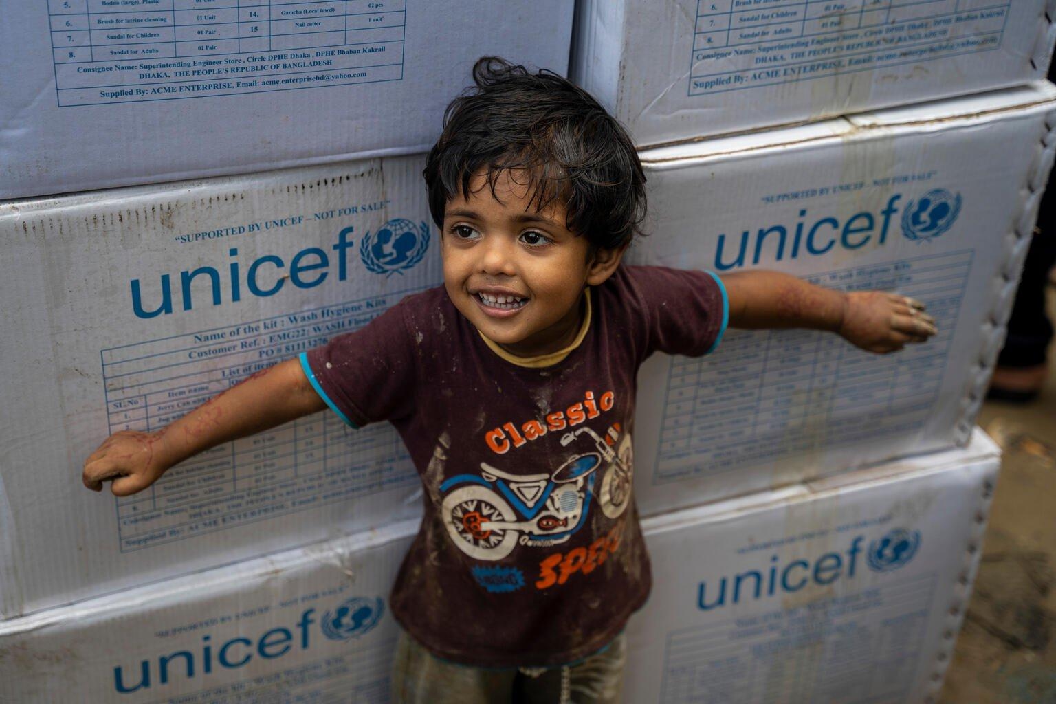 meisje bij wash hygiene pakketten in bangladesh
