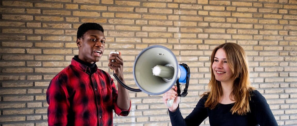 jongen en meisje met megafoon