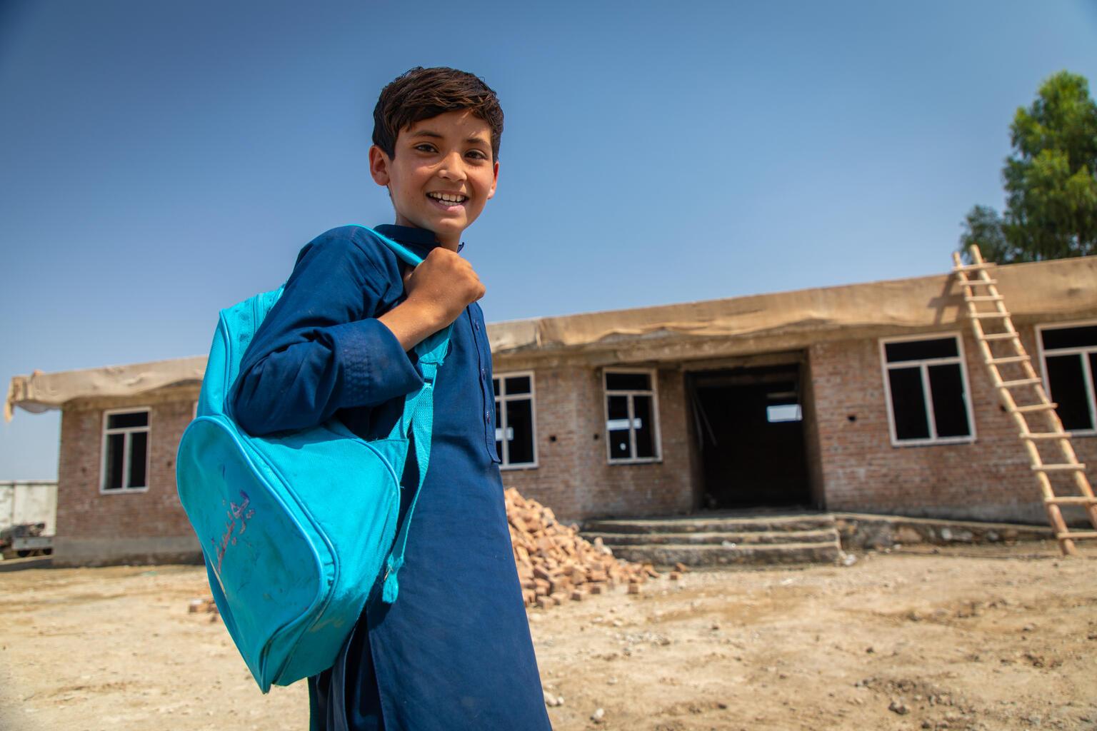 Jongen met schooltas in Afghanistan