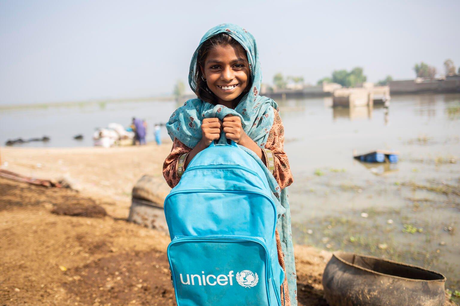 Meisje uit Pakistan met UNICEF-schooltas