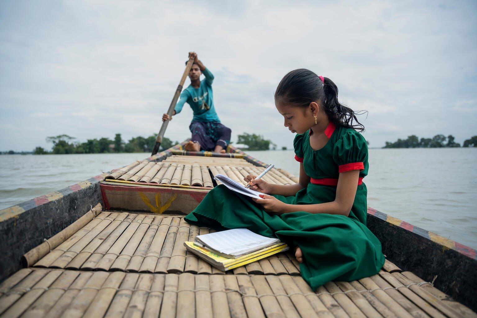 Meisje maakt haar huiswerk op de boot