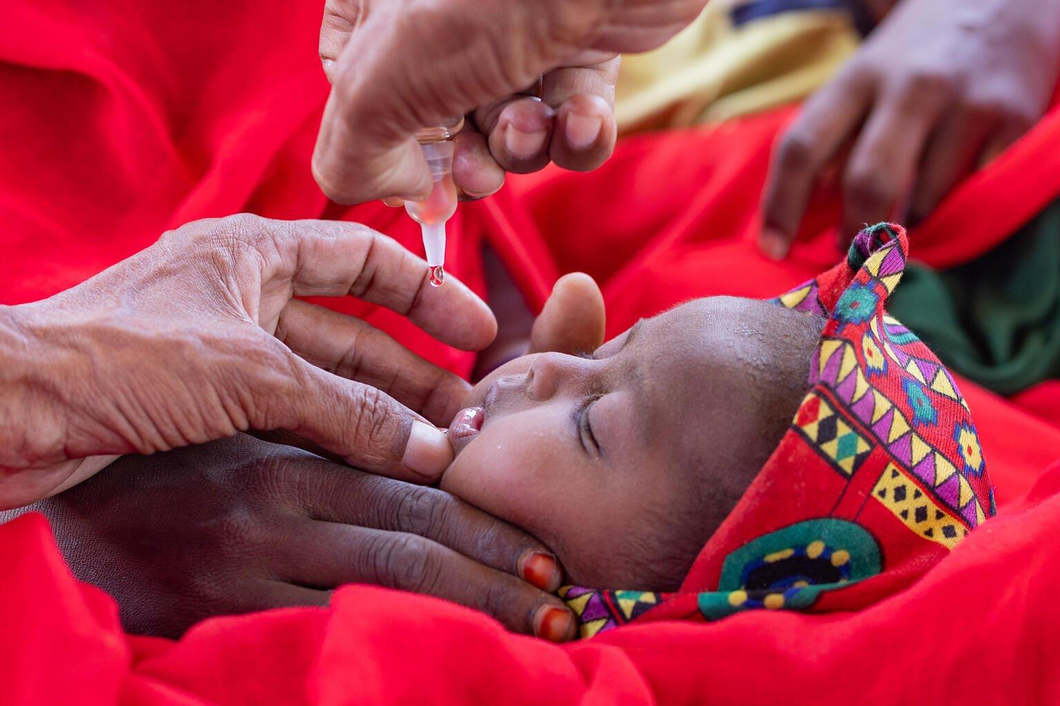 vaccinaties meisje krijgt druppels