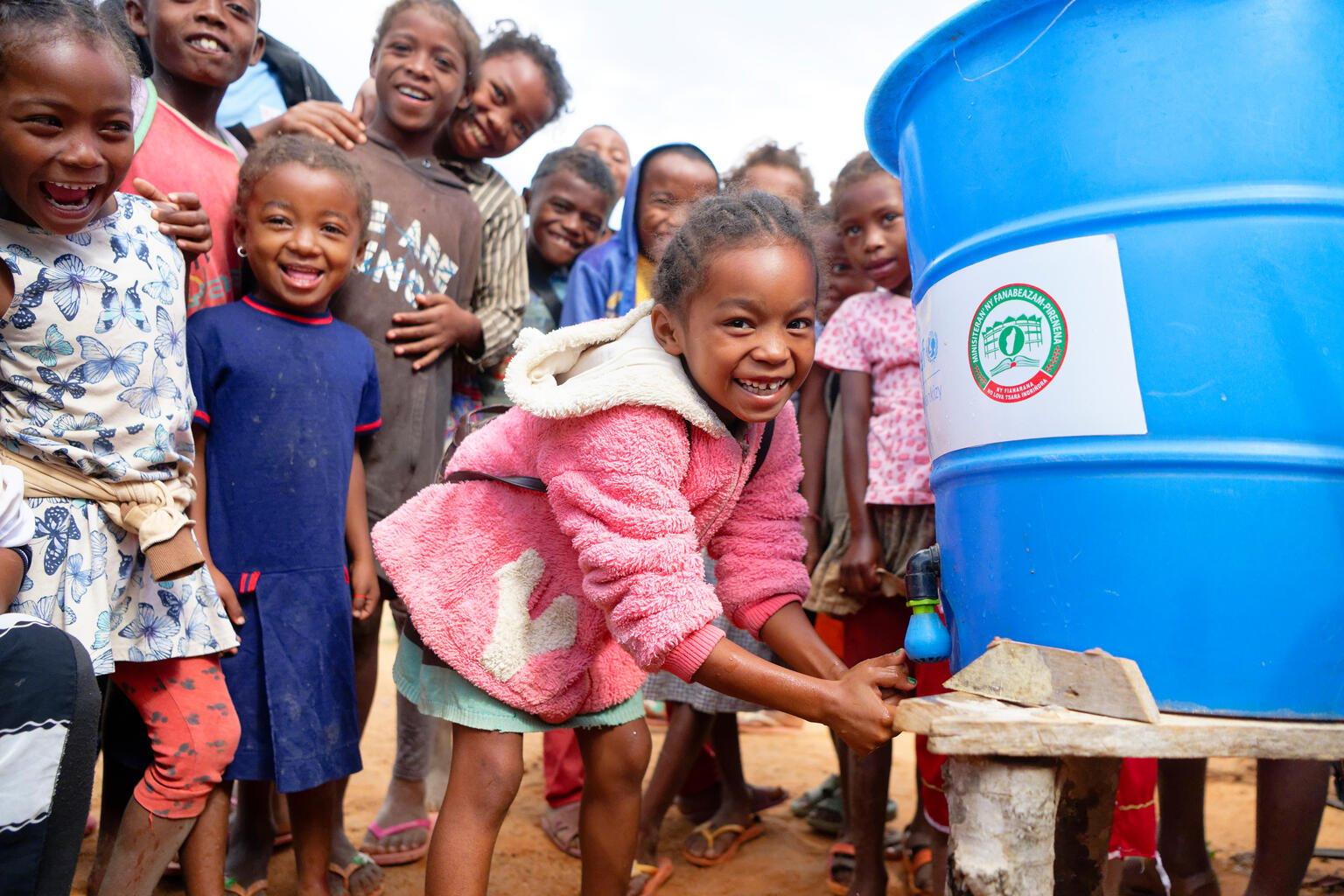 water kinderen bij watertank