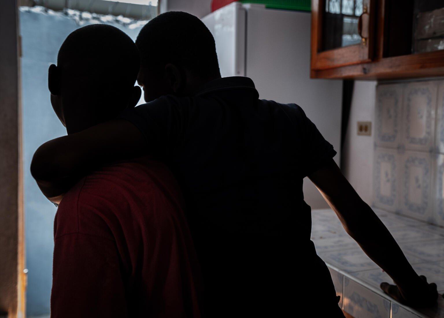 twee mannen die omhelzen op haiti